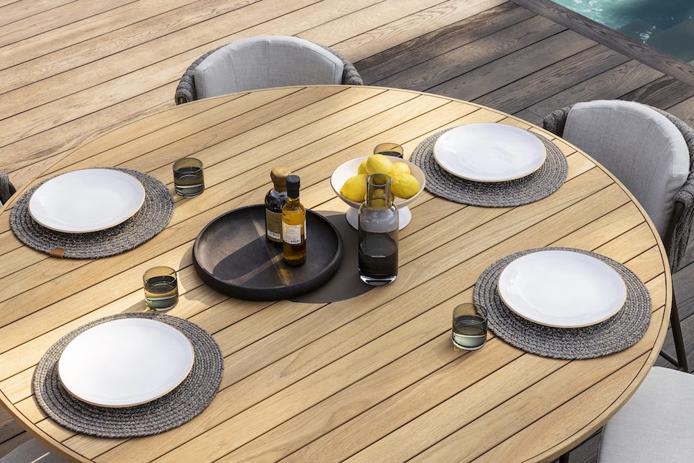 BOREK - teak tafel.jpg