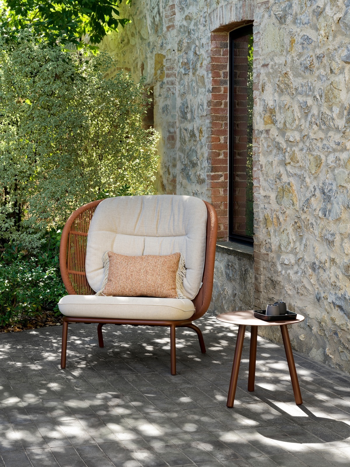 Vincent Sheppard_Kodo cocoon Terracotta_Lilo side table rust_HR.jpg