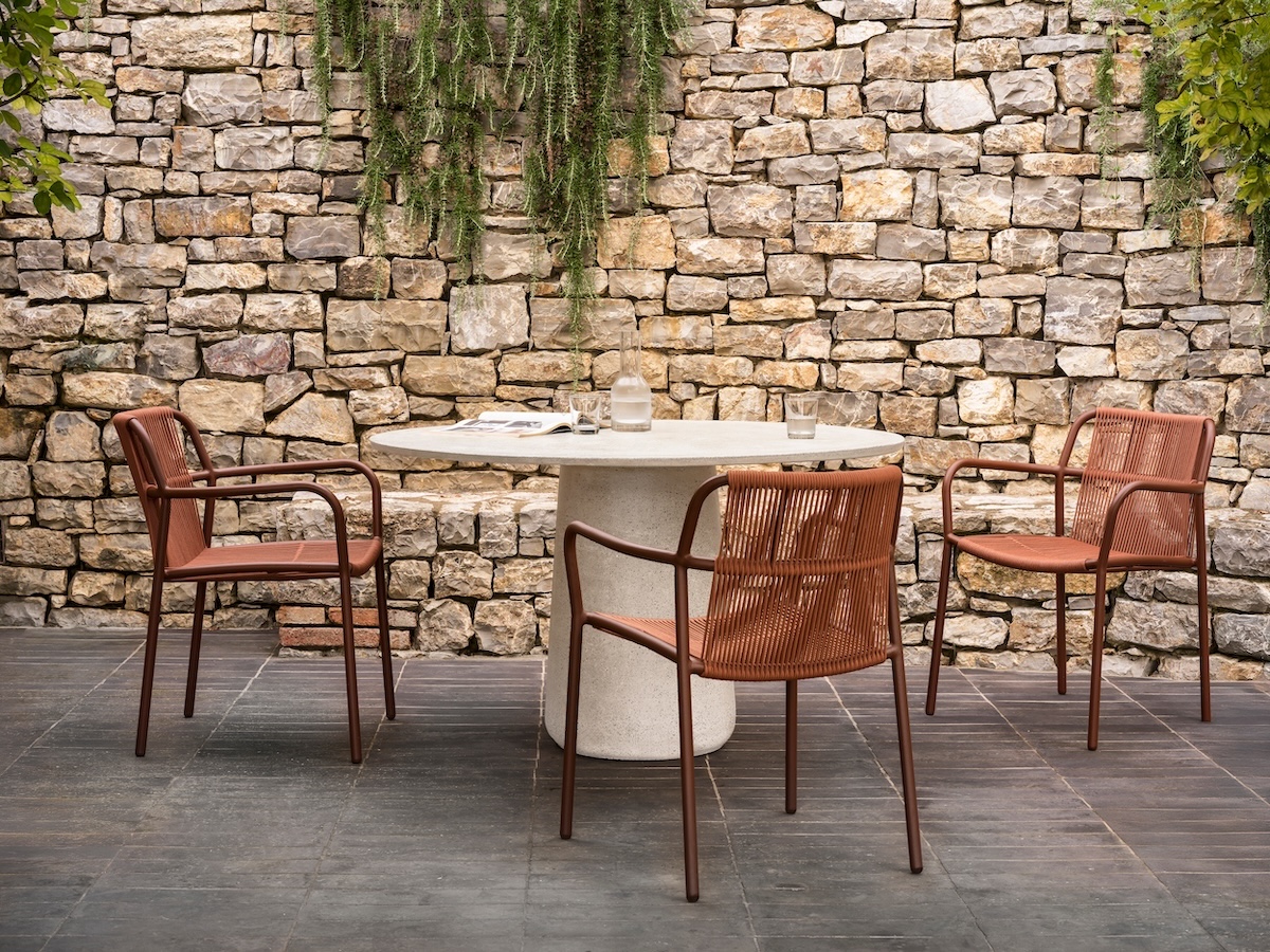 Vincent Sheppard_Mistral dining table_Sweep dining chair cinnamon rust_HR.jpg